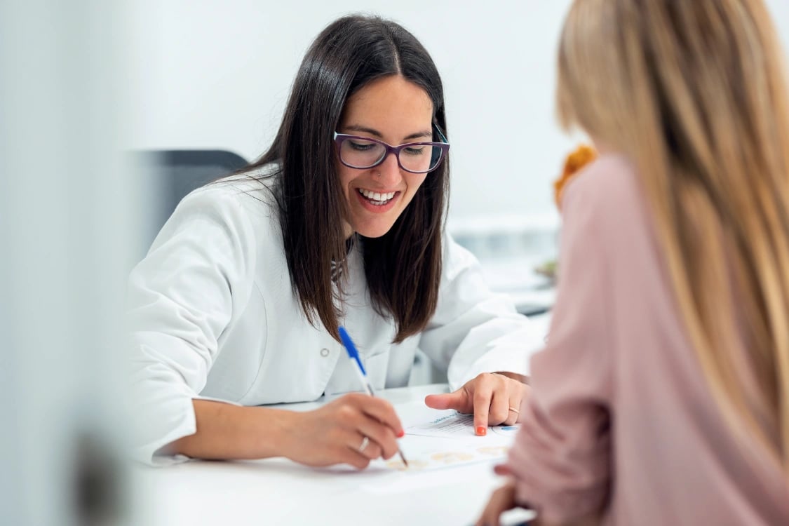 young nutritionist woman explaining to her patient the diet she should follow