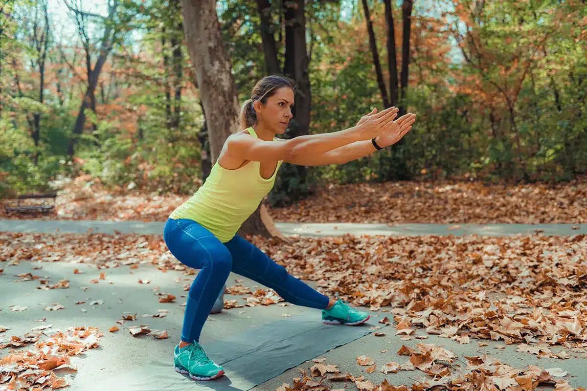 Woman doing lunges outdoors.