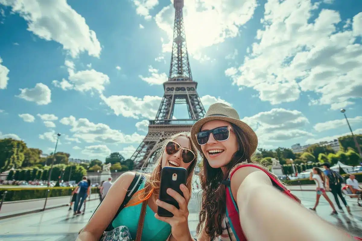 Women sightseeing in Paris.