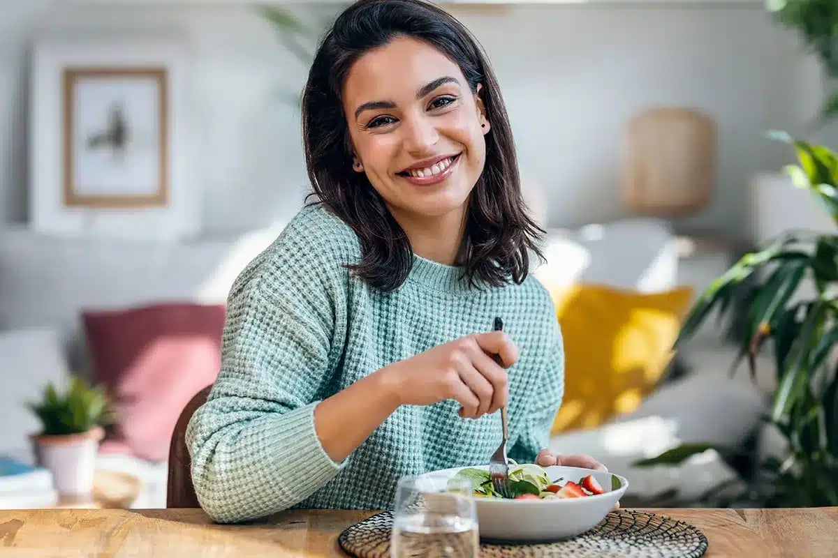 woman eating healthy salad